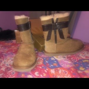 Chestnut Ugg’s with bow size 6 slightly worn